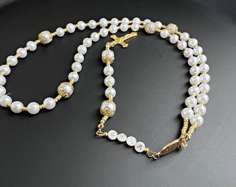 Collier chapelet de perles personnalisé : cadeau de baptême catholique