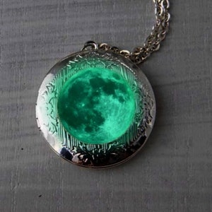 Collar con medallón con fase lunar brillante / Joyas de cumpleaños personalizadas / Luna creciente que brilla en la oscuridad Fases lunares