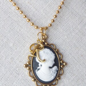Mujer personalizada cameo collar colgantes iniciales oro victoriano cameo joyería collar inicial imagen 4