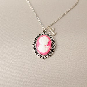 Collar de camafeo rosa Joyas de letras de plata Joyas personalizadas Cameo de dama Regalo colgante de Navidad para su carta de estilo vintage Joyería imagen 6