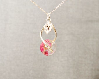 Collar de resina con flores prensadas rojas: dije inicial personalizado