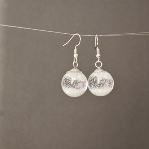 Boucles d&#39;oreilles boules à neige Globe en verre Flocons de neige volants Bijoux d&#39;hiver Cadeau de Noël pour femme