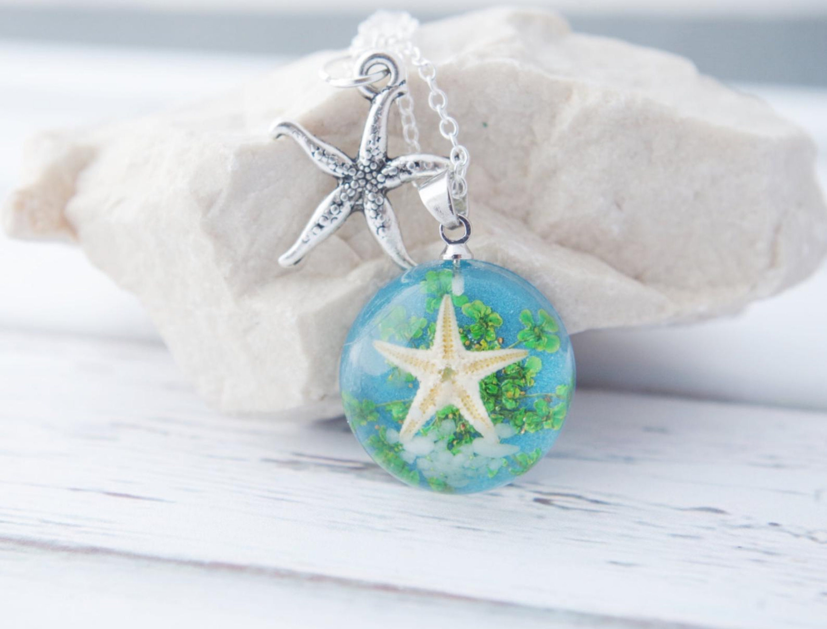 Collana da donna con ciondolo a forma di stella marina colorata e