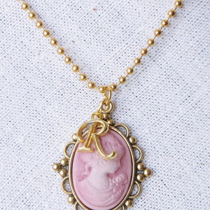 Viktorianische Kamee Halskette Personalisierte Halskette für Mama Initiale Halskette Gold Kamee Halskette Muttertag Geschenk für Oma Silhouette Kamee Bild 2