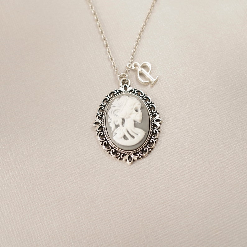 Collier camée rose Bijoux lettre argent Bijoux personnalisés Lady cameo Pendentif Cadeau de Noël pour son style vintage lettre Bijoux Gris