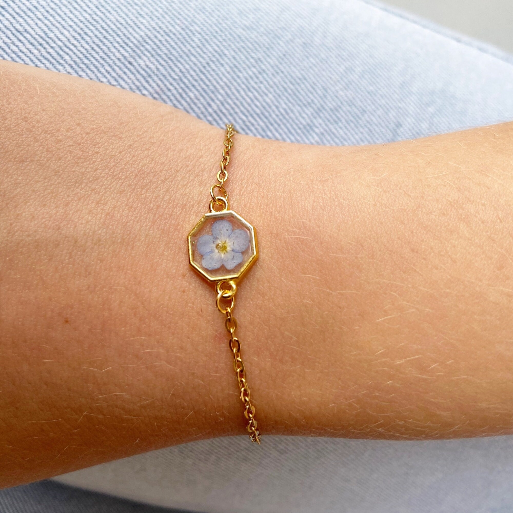 Bracciale Nontiscordardime: gioiello con fiori pressati blu, regalo ecologico - Italia