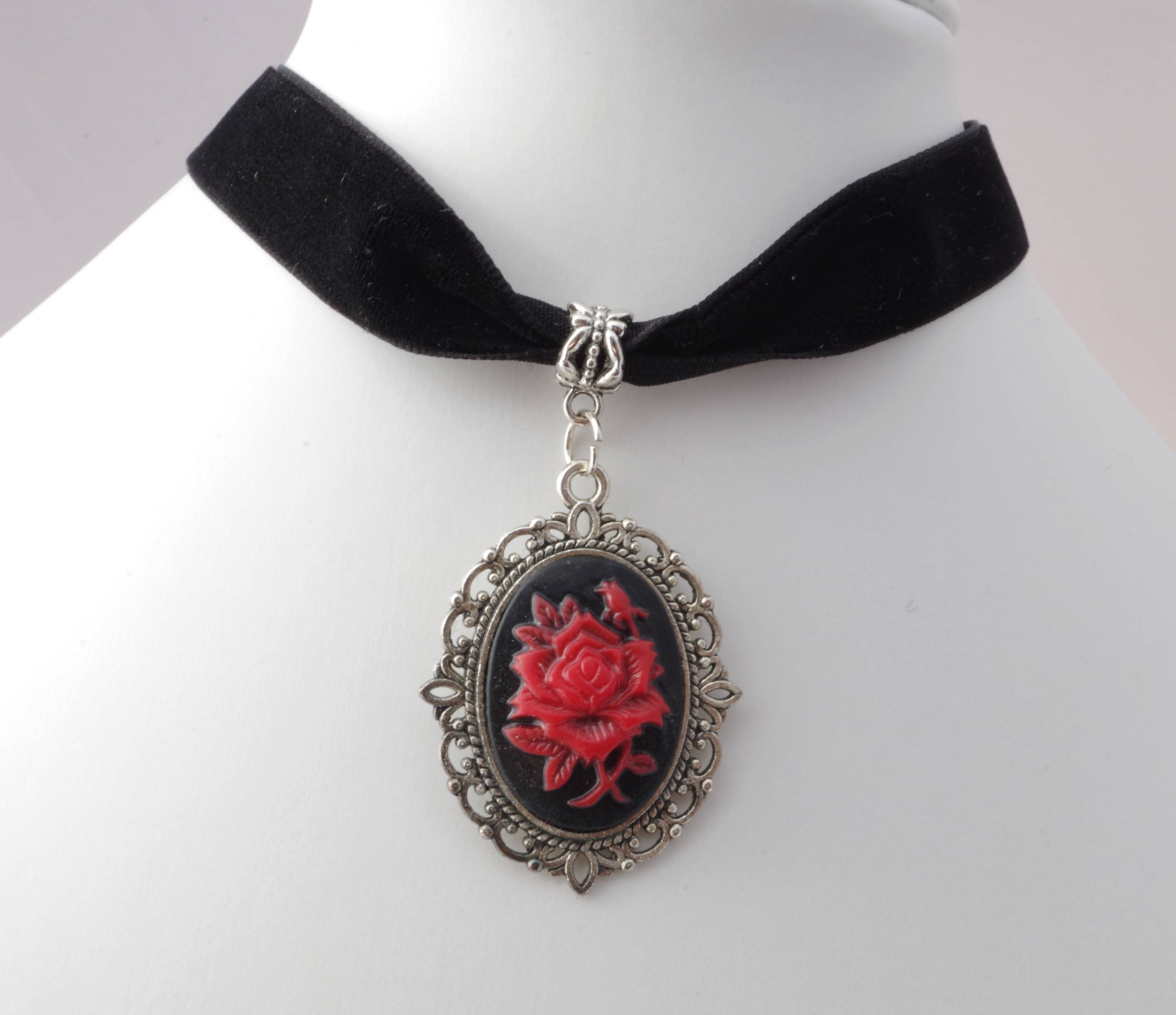 Collier Ras Du Cou En Velours Rose Avec Camée Chat (Kitty) - Monture Baroque Noire, Fabrication Française Artisanale
