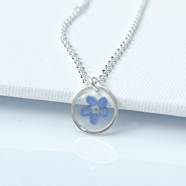 Petite fleur bleu myosotis en résine collier pour femme Quelque chose de bleu bijou fleur pressée cadeau pour maman