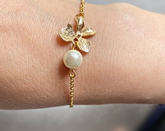 Pulseira de orquídea dourada com pérola: joias para madrinhas de casamento
