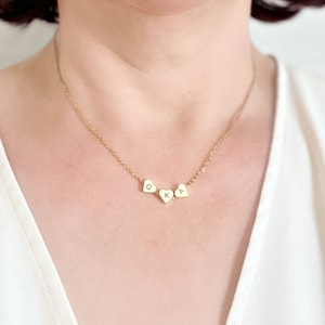Collar de corazones iniciales personalizados, joyas de amuletos de oro grabados de letra diminuta, collar minimalista para mujeres