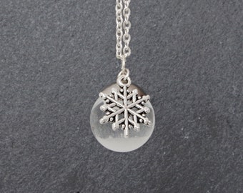 Snowflake Snow Globe Necklace: Winter Holiday Pendant