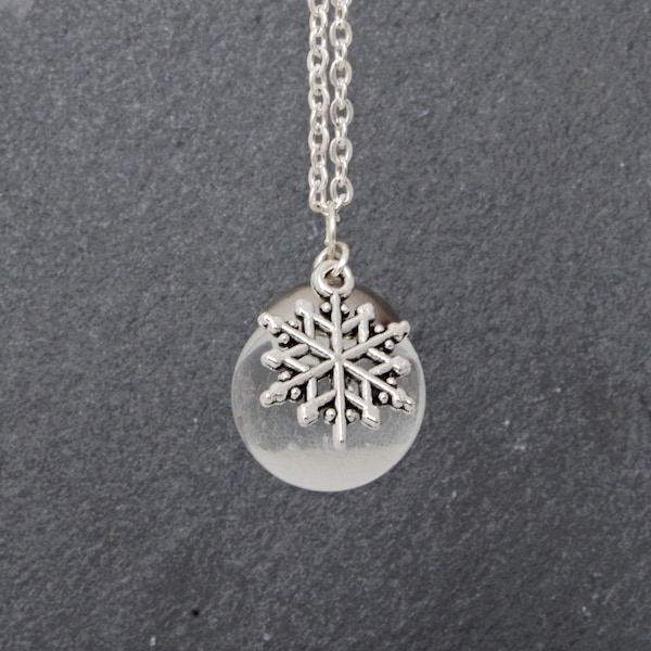 Pendentif hiver .Collier boule à neige .Pendentif flocon de neige congelé dans une boule de verre liquide. Cadeaux de Noël pour elle.