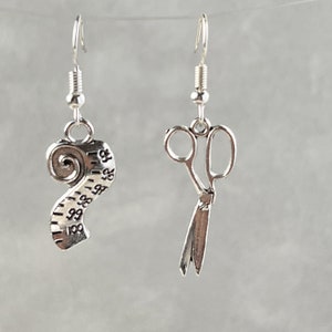 Schere und Maßband nicht übereinstimmende Ohrringe, Nähgeschenk Neuheit schrulliges Maßband Crafty Geschenk Näherin Schmuck