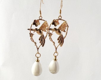 Pendientes de gota de bronce y perlas blancas colibrí Pendientes largos pájaros Regalo del día de la madre para mamá Joyas para amantes de las aves para mujeres