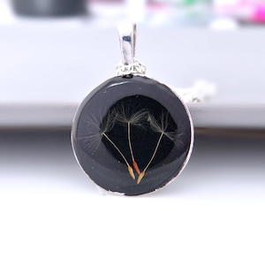 Pusteblumen Samen in Resin auf schwarzem Hintergrund Halskette Echte Pusteblume Schmuck Gepresste Blume Schmuck Terrarium Halskette Geschenk für Sie