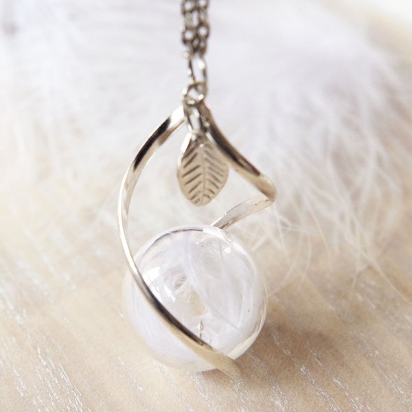 Véritable collier de plumes blanches Pendentif globe en verre Pendentif Terrarium Bijoux Boho Collier Boho Collier d’aile d’ange Collier de plumes d’oiseaux