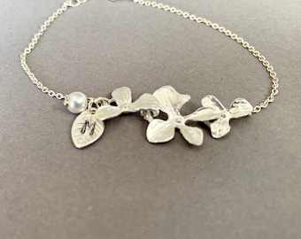 Pulseira com Inicial de Orquídea de Prata: Joia de Pérolas Personalizada