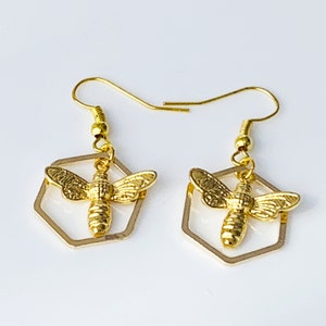 Boucles d&#39;oreilles pendantes abeille en or : bijoux insectes nid d&#39;abeille