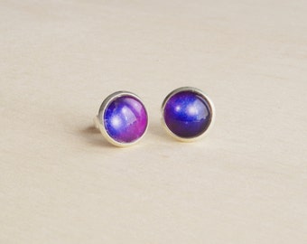Pendientes de nebulosa morada: joyas con cúpula de cristal galáctico