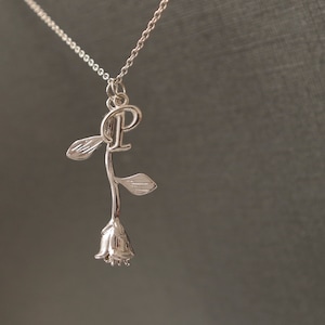 Collar de rosa con inicial, joyería personalizada, collar con declaración floral para mujer, regalo de Navidad para ella, regalo de dama de honor