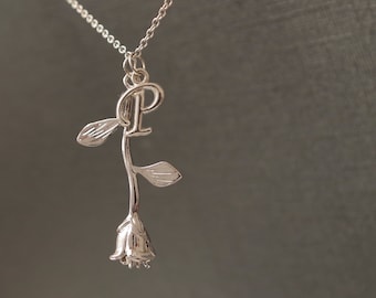 Collar con inicial de rosa, joyería floral personalizada, regalo para dama de honor