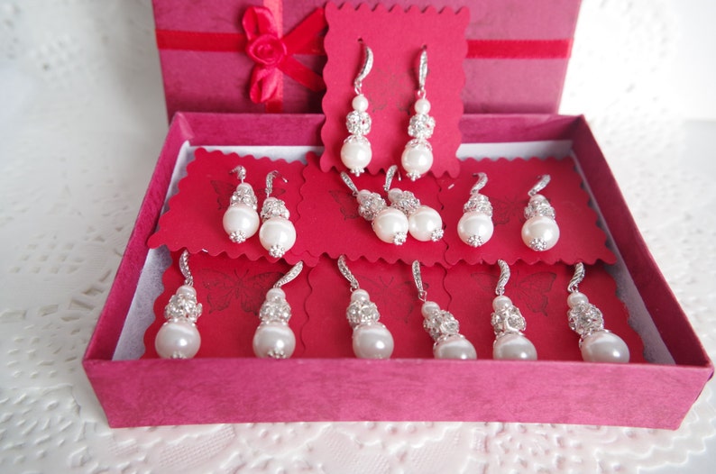 Bridesmaid Pearl Earrings Set of 7 Ivory Pearl Bridesmaid 7 pair Earrings Wedding Party jewelry Bridesmaid Gift for her imagem 4