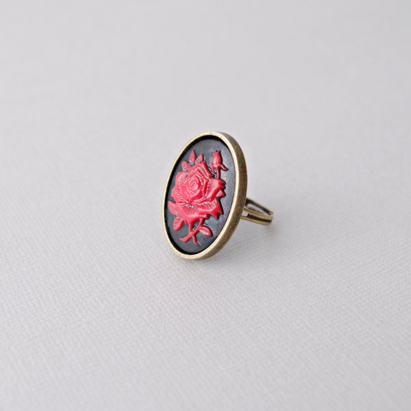 Bague camée rose rouge Bijoux victoriens gothiques Bague réglable Cadeau unique pour les femmes.