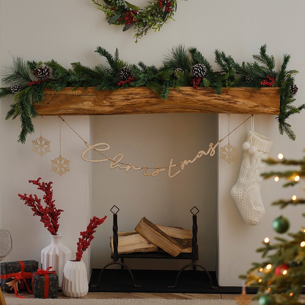 Noch Leben noch Weihnachtsgeschenke Leckereien Tasche Weihnachtsbaum  Weihnachtsbaum Schornstein Kamin Kaminfeuer ca Stockfotografie - Alamy