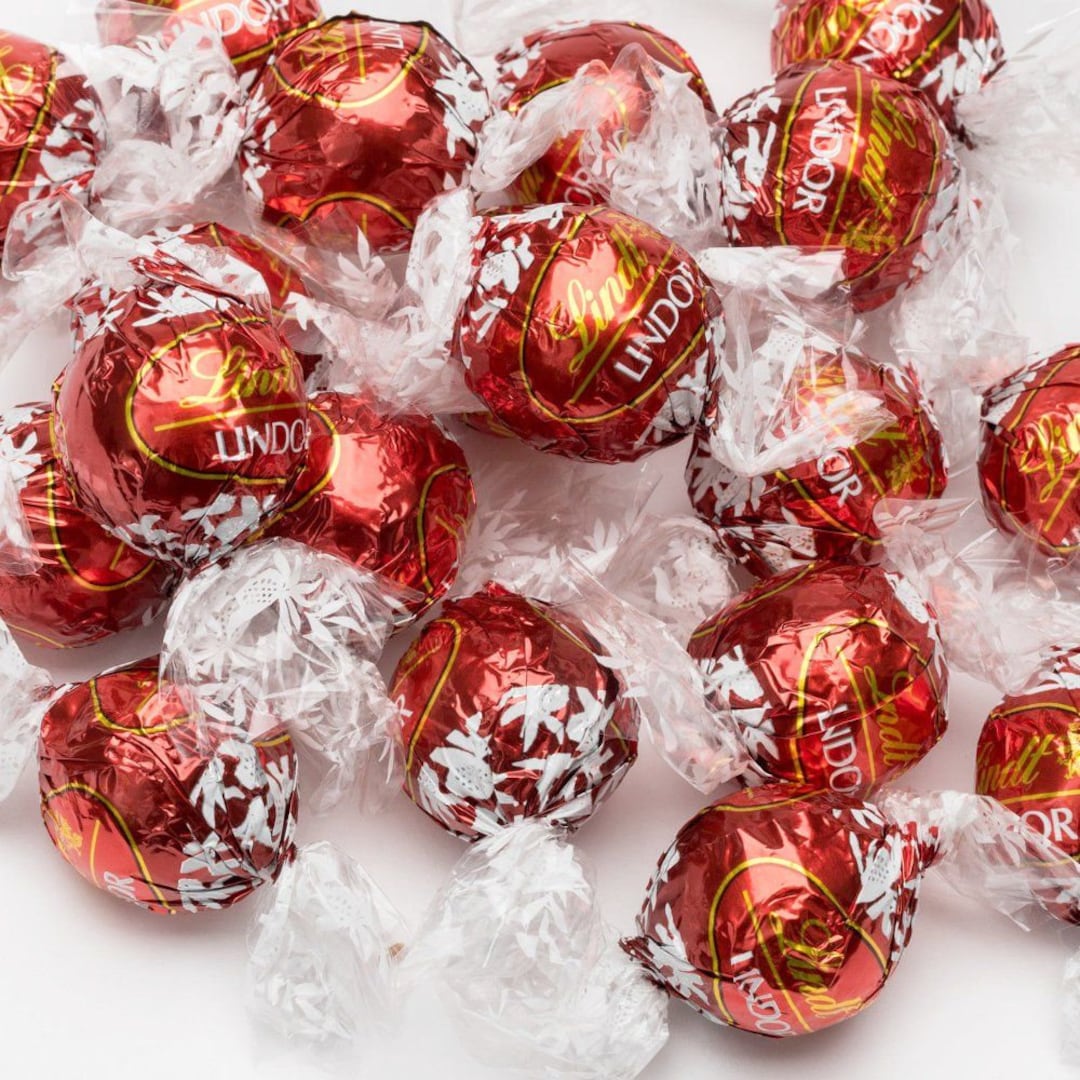 Lindt Lindor Milk and White Milk Chocolate Truffles Mini Holiday Gift - All  City Candy