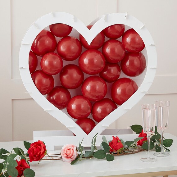 Decorazioni per San Valentino, Decorazioni per San Valentino, Decorazioni  per San Valentino, Palloncini a cuore rosso, Festa di San Valentino, Sfondo  con stamina di San Valentino -  Italia