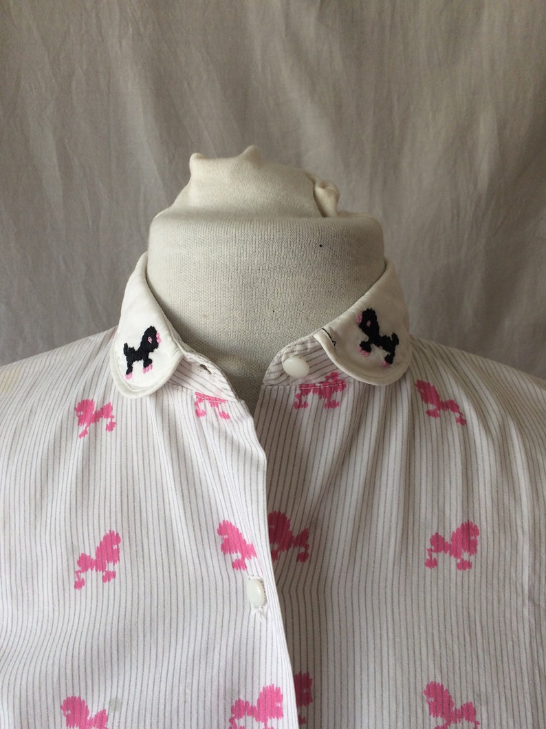 Vintage 1950s Blouse 50s Poodle Dogs Novelty Print Cotton White Pink Button Up Short Sleeve Peter Pan Collar Top Pinup Retro VLV