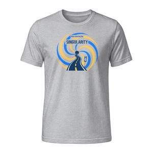 Op de afbeelding: Een zwart t-shirt met korte mouwen en een afbeelding van een blauwe weg die naar een wervelende gele en blauwe vortex leidt. De tekst Now entering the SINGULARITY staat boven de weg, met een klein blauw bordje met het cijfer 0 aan de rechterkant.
