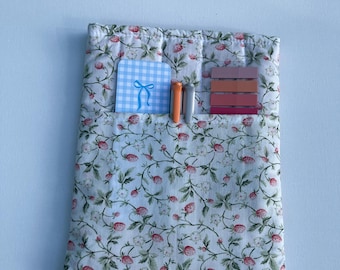 Pochette matelassée, couverture de livre rembourrée florale avec poche