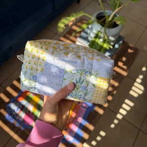 Pochette à cosmétiques matelassée à la main | Mini sac jaune zippé à imprimé patchwork