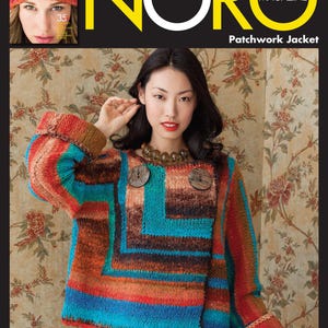 Könnte beinhalten: Das Cover des Noro Magazins zeigt eine Frau in einer Patchwork-Jacke. Die Jacke ist in leuchtenden Farben wie Türkis, Orange, Braun und Blau gestrickt. Das Magazin-Cover enthält auch den Text "Patchwork Jacket" und "Noro Magazine".
