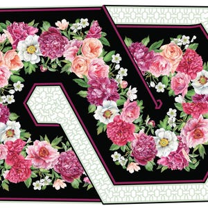 Pode incluir: Um tapete hexagonal preto com uma borda branca e verde. O tapete é decorado com um padrão floral de peônias rosa, brancas e vermelhas.