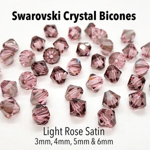 Puede incluir: Surtido de bicones de cristal Swarovski en Light Rose Satin. Los bicones son de varios tama&ntilde;os, incluyendo 3 mm, 4 mm, 5 mm y 6 mm.