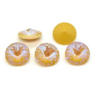 Puede incluir: Cinco piedras de cristal de color amarillo iridiscente con un diseño facetado. Las piedras son redondas y tienen una parte posterior plana.