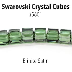 Può includere: Una fila di cubetti di cristallo Swarovski verdi, #5601, nel colore Erinite Satin.
