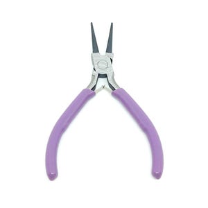 Pode incluir: Um alicate de pontas finas com cabeça de metal prateado e pontas pretas. As pegas são de cor lavanda lisa. O alicate está aberto e pronto para uso, sobre um fundo branco.