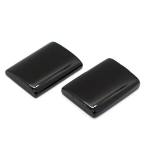 Peut inclure: Deux cabochons rectangulaires en onyx noir, polis et lisses, avec des bords l&eacute;g&egrave;rement arrondis.
