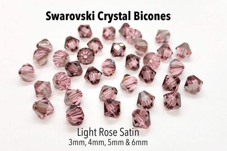 Puede incluir: Surtido de bicones de cristal Swarovski en Light Rose Satin. Los bicones son de varios tama&ntilde;os, incluyendo 3 mm, 4 mm, 5 mm y 6 mm.