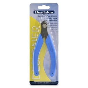 Könnte beinhalten: Blaue Drahtschere in einer transparenten Blisterverpackung. Die Schere hat blaue Griffe und schwarze Schneidklingen. Die Verpackung enthält das "Beadalon"-Logo und Produktinformationen.