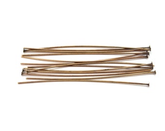Può includere: Un mucchio di spilli per la testa dorati per la creazione di gioielli. Gli spilli sono lunghi circa 2,5 cm e hanno una piccola testa piatta.