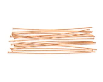 Può includere: Un mazzo di spilli a testa dorati, utilizzati per fissare perline e altri elementi di gioielleria a tessuto o altri materiali.