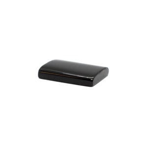 Peut inclure: Une batterie rectangulaire noire avec des bords arrondis.
