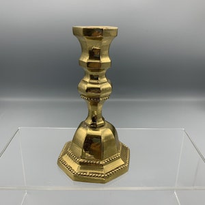 Candelabro vintage de latón ornamentado con base octogonal individual, MCM, 6&quot;