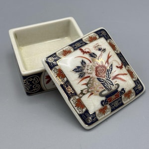 VTG IMARI Ware Japanse bloemen vierkante trinket sieradendoos porselein 2,75" LEZEN