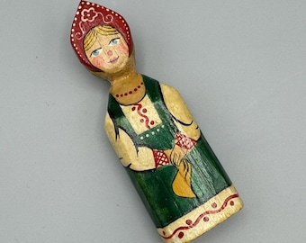 Vtg Rosyjska drewniana ręcznie malowana rzeźbiona wiejska dziewczyna ozdoba świąteczna sztuka ludowa