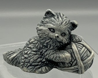 Figura decorativa de ceniza volcánica de Mount St. Helens, gatito jugando con bola de hilo